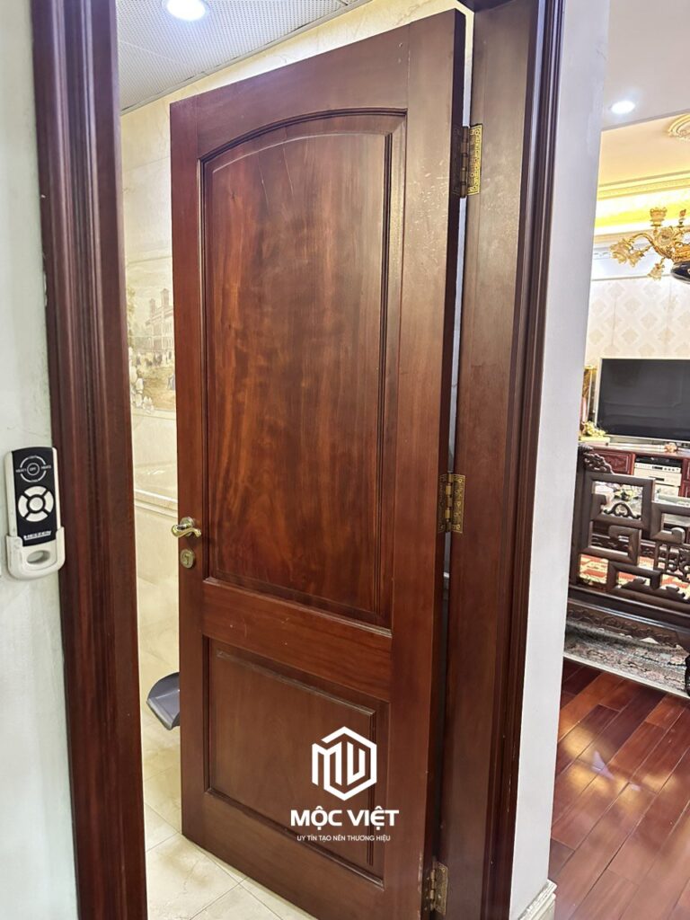 Cửa thông phòng 006